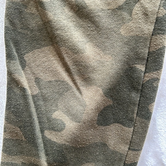 8/$20 Old Navy Camo Joggers Size Small 6-7 - Picture 3 of 5